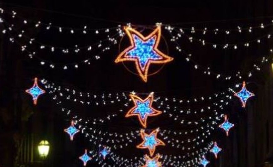Immagini Luminarie Natalizie.Aosta Progetto Pronto E 73mila Euro Stanziati Per Le Luminarie Natalizie Valledaostaglocal It