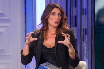 Elisa Isoardi derubata: &quot;Hanno rotto il van e hanno preso tutto&quot;