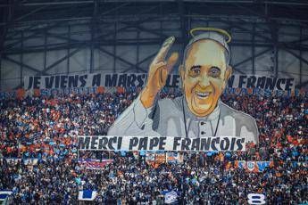 Papa Francesco, l'omaggio del Marsiglia: coreografia da brividi al Velodrome