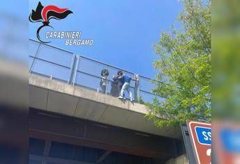 Carabiniere salva donna da suicidio: &quot;Io eroe? Grazie Meloni, ma mio premio è che sia salva&quot;