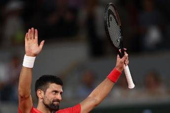 Roland Garros, Djokovic supera Misolic e va agli ottavi Roland Garros, Djokovic supera Misolic e va agli ottavi