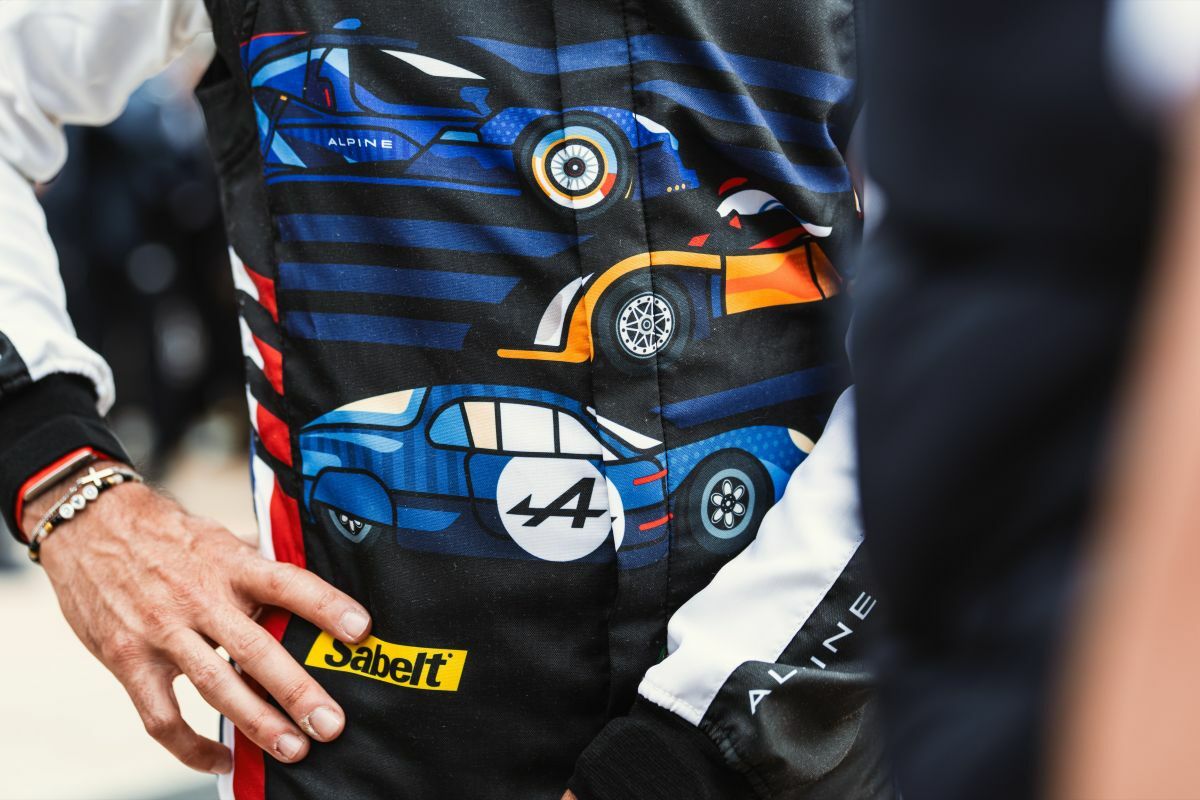 Torino, Sabelt e Alpine trasformano la tuta da racing più leggera al mondo in un'opera d'arte con i Van orton