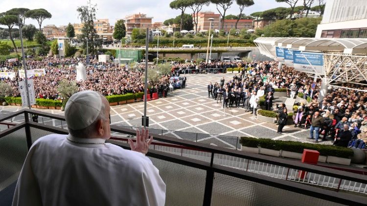 Il Papa affacciato dal balcone del Gemelli