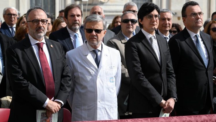A sinistyra, il dottor dottor Luigi Carbone, che assiste Papa Francesco a Casa Santa Marta