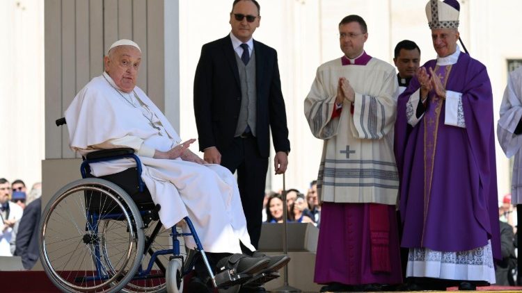 Ancora un immagine del Papa al termine della Messa