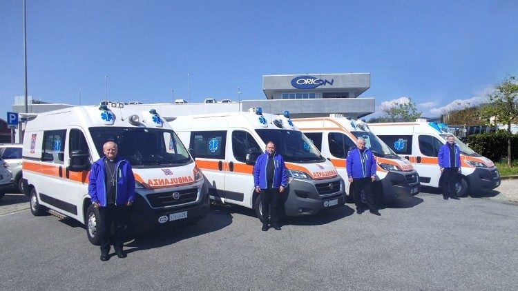 Le ambulanze da consegnare nella martoriata Ucraina