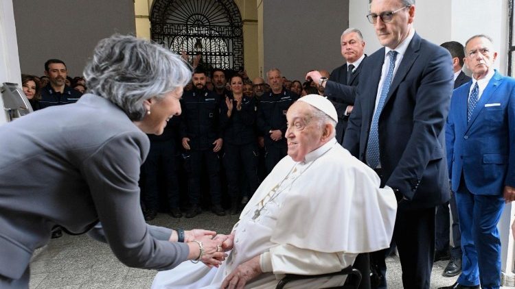 Il Papa saluta la direttrice Clementi