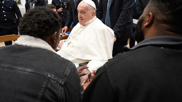 Francesco in mezzo ai detenuti