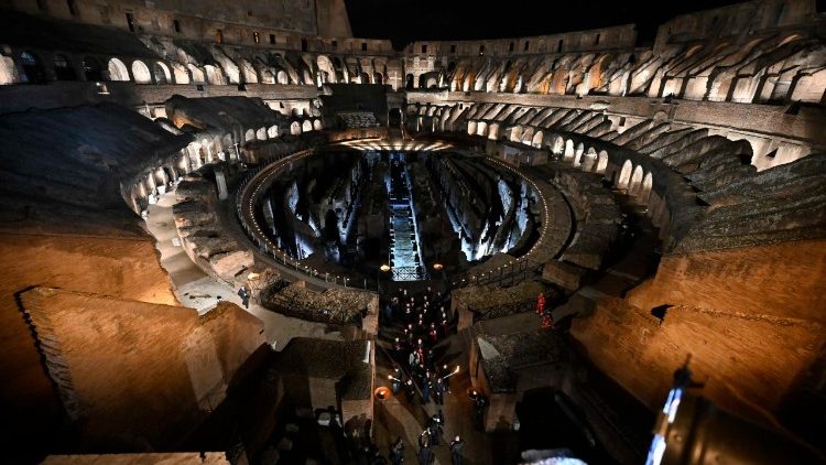 La Via Crucis nell'arena del Colosseo 
