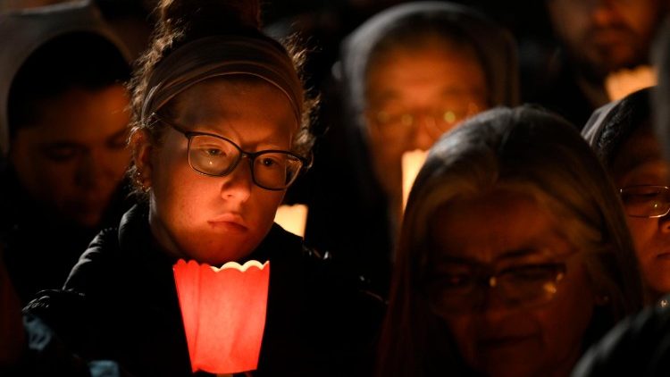 Fedeli radunati al Colosseo per la Via Crucis