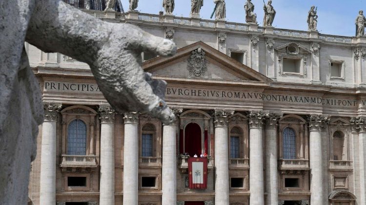 Piazza San Pietro gremita di fedeli