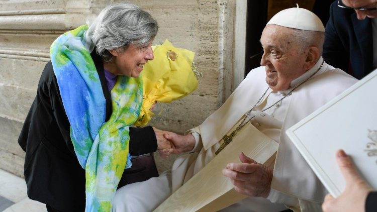 Il saluto del Papa alla signora Carmela Mancuso fuori dalla Basilica di San Pietro