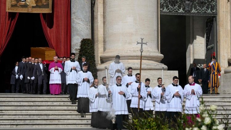 La processione dei sediari con il feretro del Pontefice