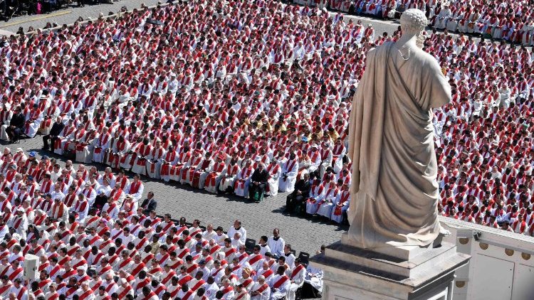 I presenti sul sagrato della Basilica di San Pietro