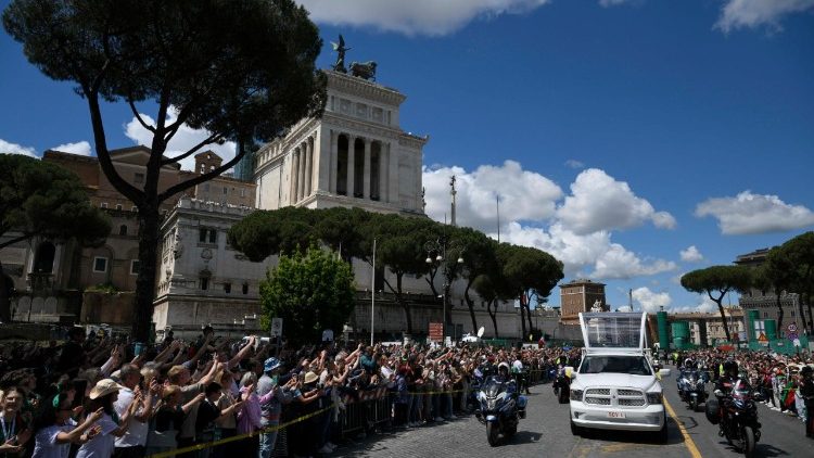 Il passaggio della vettura scoperta con la bara di Papa Francesco per le strade di Roma