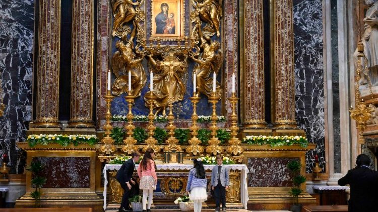 Alcuni bambini portano dei fiori nella Basilica di Santa Maria Maggiore