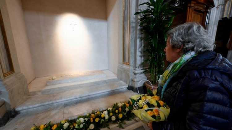 Carmelina in preghiera davanti alla tomba di Papa Francesco
