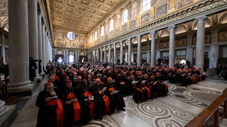 I cardinali riuniti a Santa Maria Maggiore per i Vespri