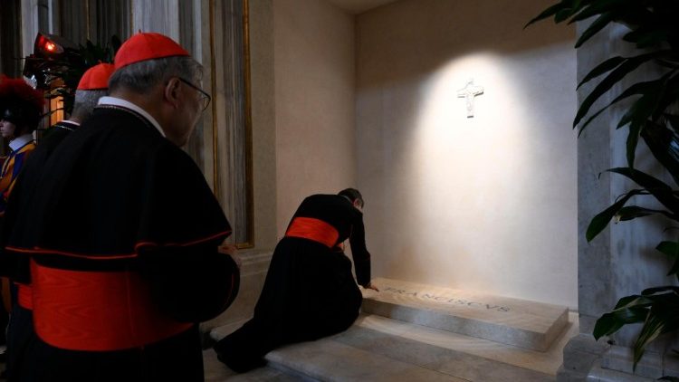 L'omaggio alla tomba del Pontefice