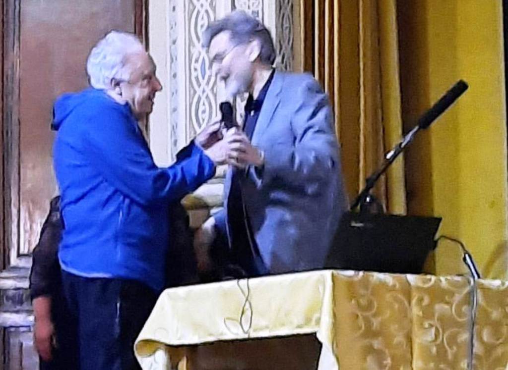 Lodovico sul palco con il dottor Alberto Marchet, direttore responsabile di neurologia all’ospedale Martini di Torino (foto Paola Tirone e Silvia Cafasso)