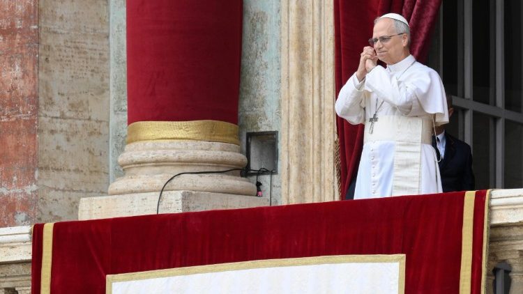 Leone XIV affacciato dalla Loggia delle Benedizioni per la recita del Regina Caeli