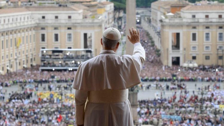 Il saluto del Papa ai fedeli in Piazza San Pietro