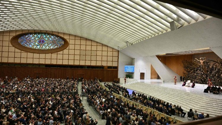 L'Aula Paolo VI gremita di giornalisti 
