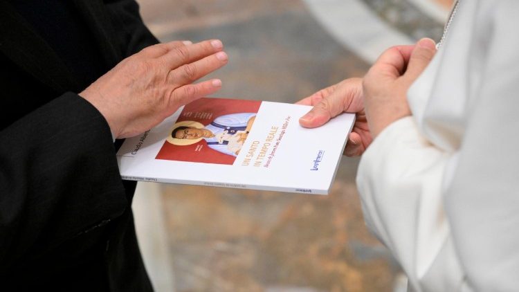 Doni e saluti al Pontefice al termine dell'udienza