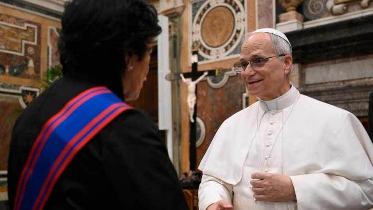 Papa Leone XIV saluta gli ambasciatori