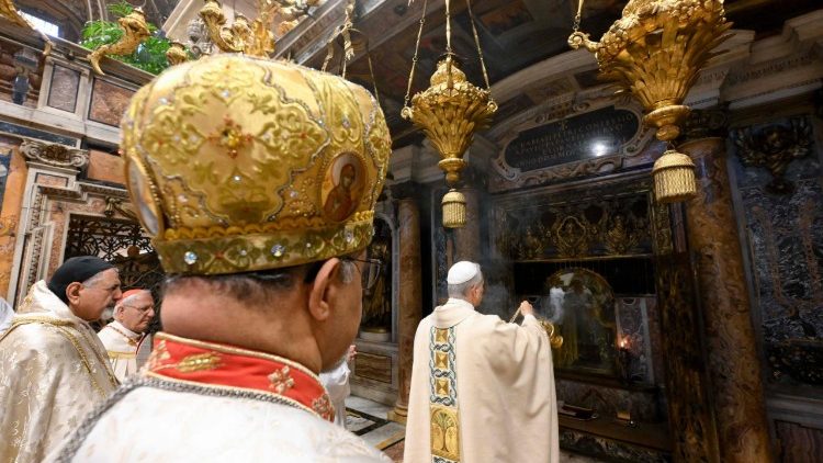 Leone XIV davanti il sepolcro di San Pietro nella Basilica Vaticana 