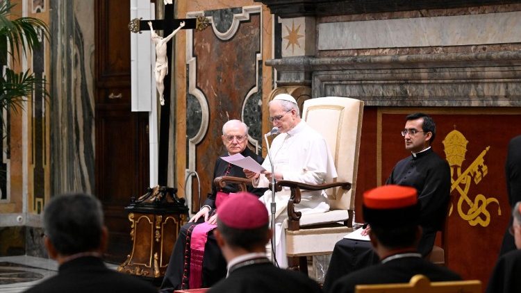 Leone XIV mentre legge il suo discorso