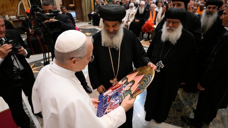 Il Papa con alcuni partecipanti all'udienza