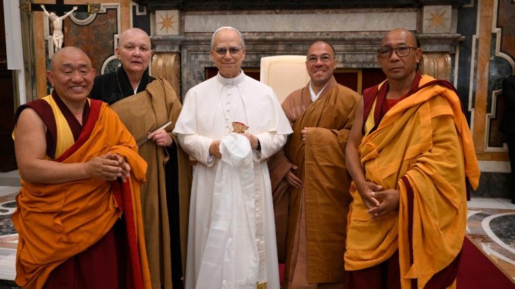 Il Papa con alcuni buddisti