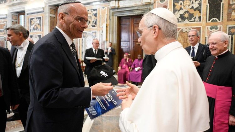 Il Papa con un componente della delegazione ebraica 