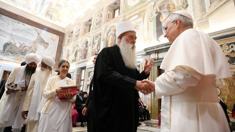 Il Papa saluta una delegazione presente all'udienza