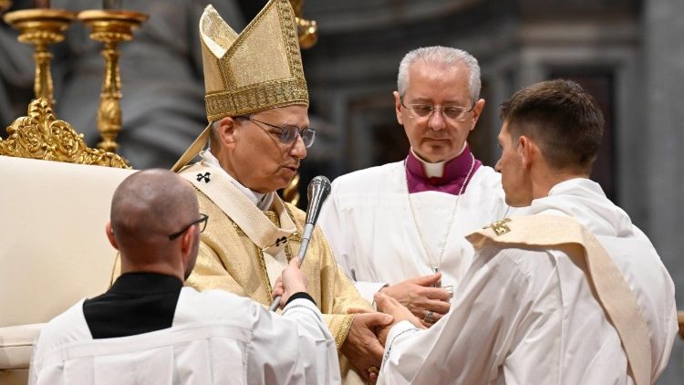 Il Papa unge il palmo di un ordinato durante la Liturgia di ordinazione