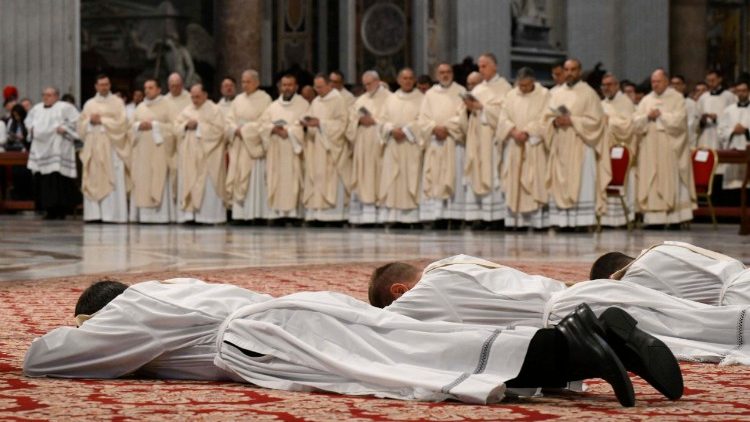 Alcuni ordinandi prostrati davanti all'altare