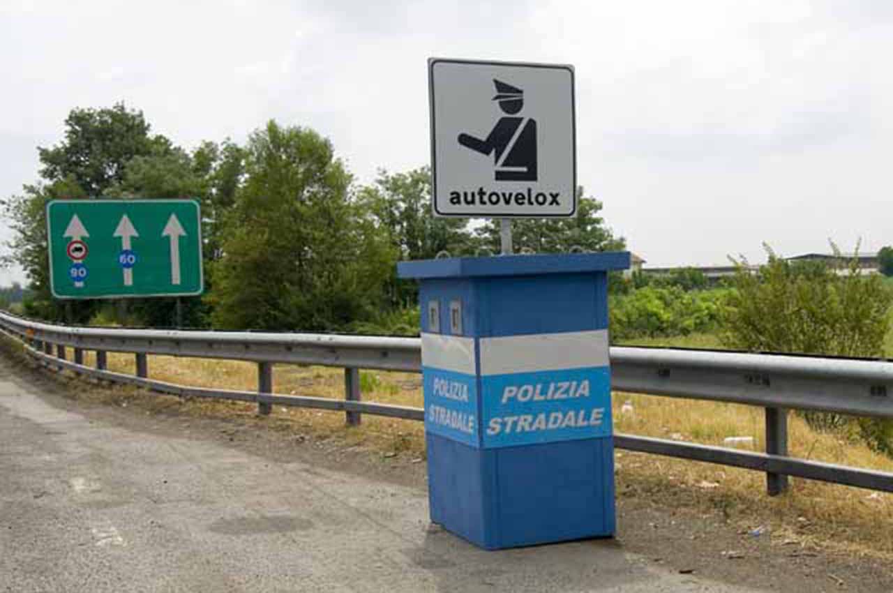 Si attende la pubblicazione in Gazzetta Ufficiale del decreto del MIT sull’omologazione degli autovelox. Rimane ancora incertezza sulle multe e sulle possibili contestazioni, anche rispetto al nuovo decreto