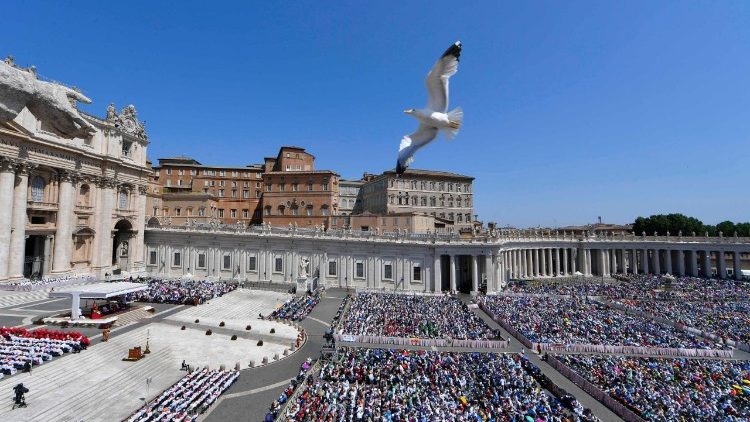 Piazza San Pietro gremita di fedeli