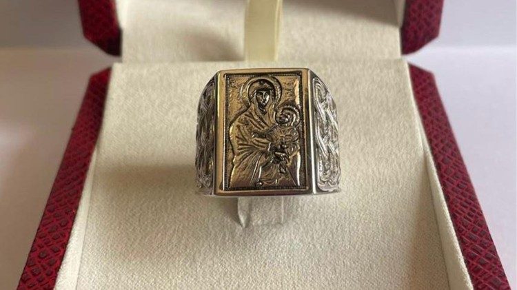 Un'immagine dell'anello donato dal Papa ai nunzi apostolici