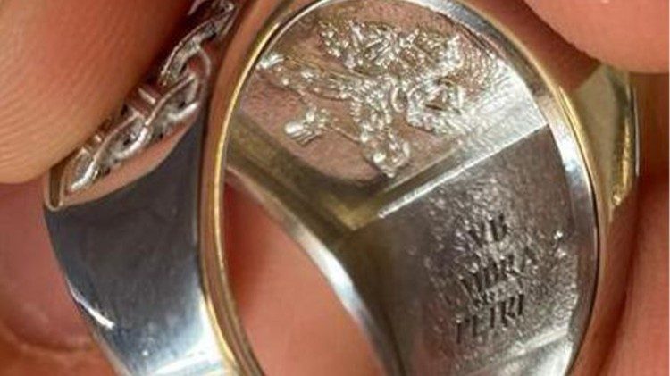L'iscrizione incisa nell'anello 