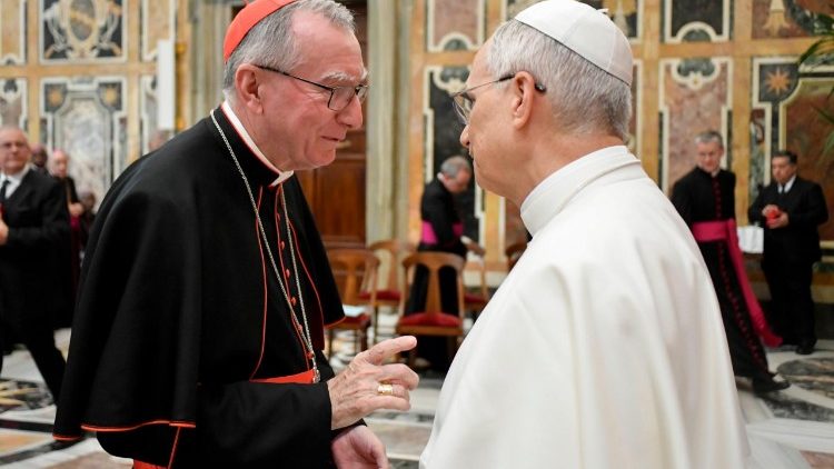 Il saluto del Papa al cardinale segretario di Stato Pietro Parolin