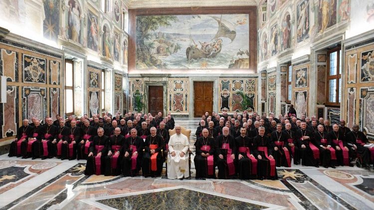 Il Papa con i rappresentanti pontifici in Sala Clementina