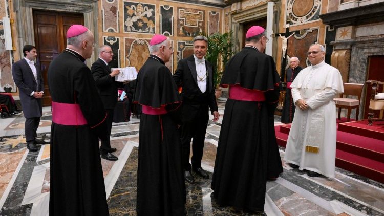 Il Papa saluta uno ad uno i rappresentanti pontifici presenti all'udienza