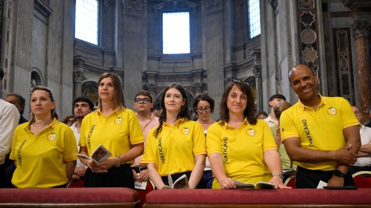 Con la maglietta vaticana