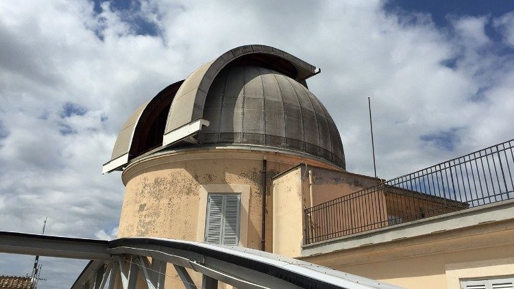 Alla Scuola Estiva presso la Specola Vaticana di Castel Gandolfo partecipano ventiquattro giovani astronomi provenienti da ventidue paesi.
