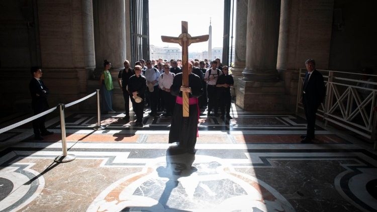 I partecipanti al Giubileo dei seminaristi passano la Porta Santa della Basilica Vaticana 