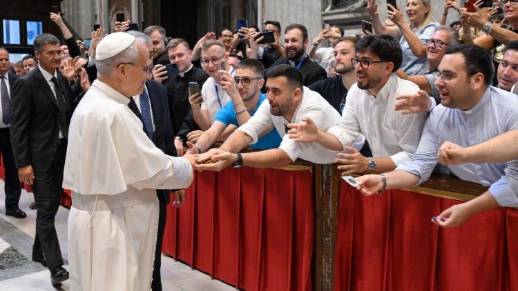 Il Papa saluta i seminaristi 