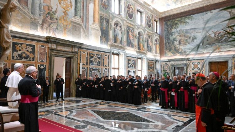 Il Papa parla ai partecipanti alla plenaria della ROACO