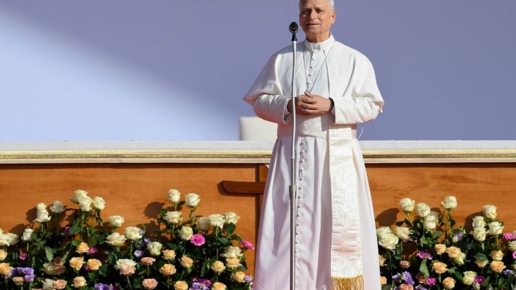 Leone XIV mentre dà il buongiorno ai giovani